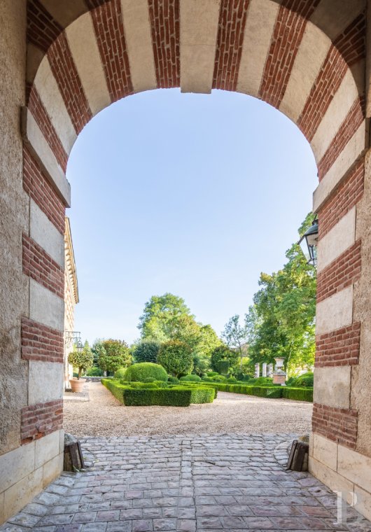 Dans l’Eure, à une heure trente de Paris, un château du 17e siècle et son parc de quarante hectares - photo  n°2